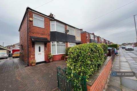 3 bedroom semi-detached house to rent, Lewis Road, Manchester, M43