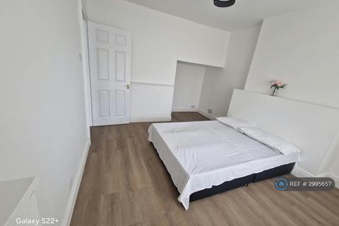 4 bedroom end of terrace house to rent, Brickfield Lane, Hayes, UB3