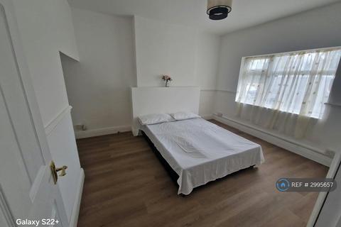 4 bedroom end of terrace house to rent, Brickfield Lane, Hayes, UB3