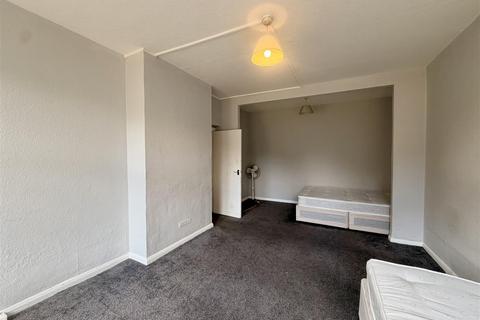 Studio to rent, Downs Court, Brighton Road