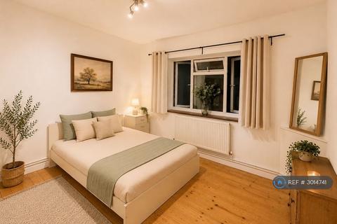 3 bedroom flat to rent, Finn House, London, N1