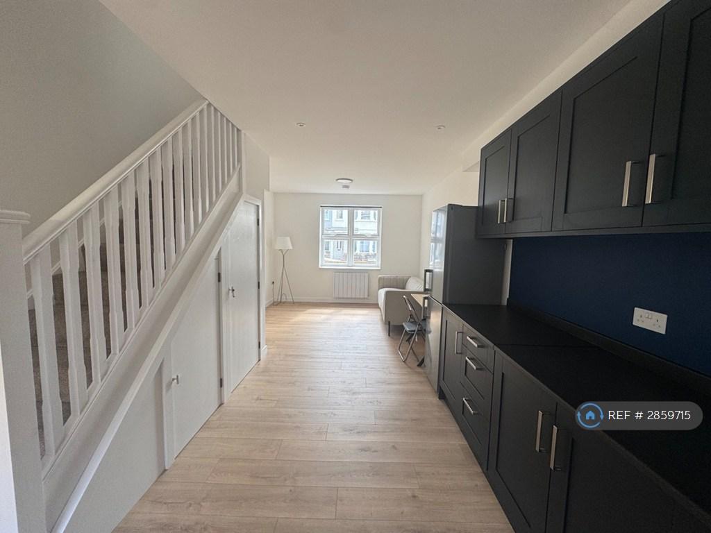 Apartment in London, Loxford, Seven Kings - View 2