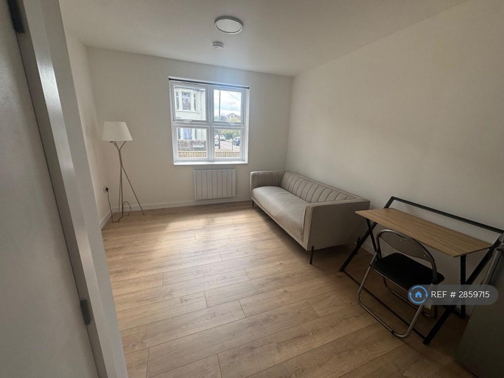 Apartment in London, Loxford, Seven Kings - View 3