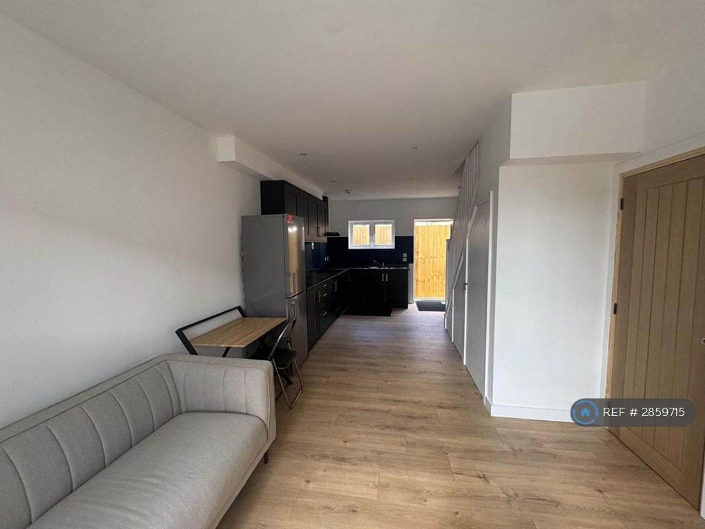 Apartment in London, Loxford, Seven Kings - View 4