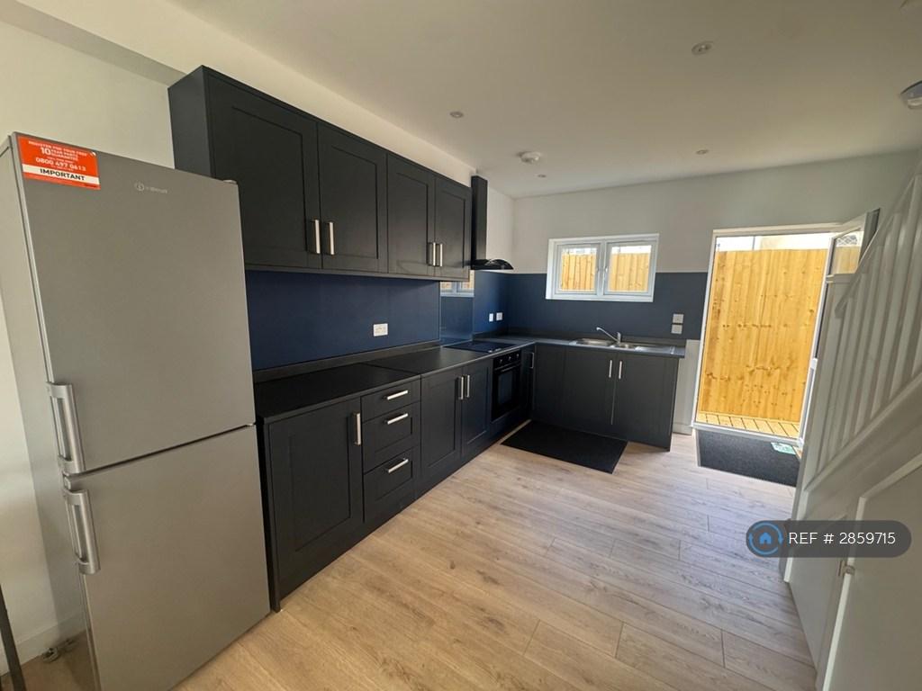 Apartment in London, Loxford, Seven Kings - View 5