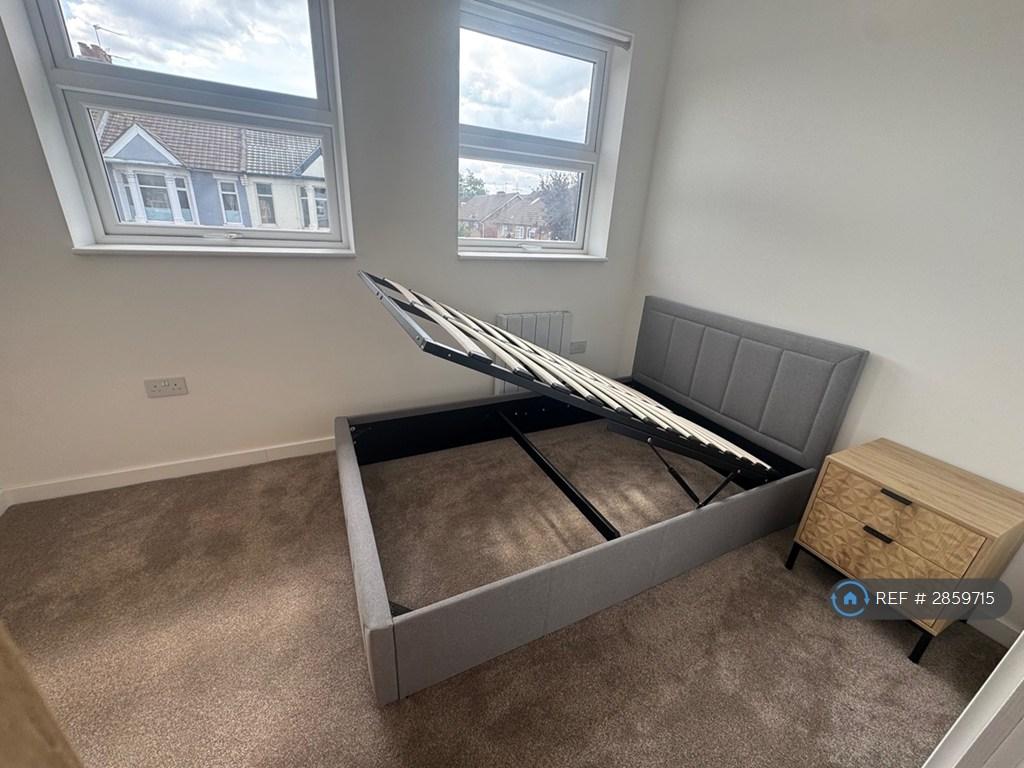 Apartment in London, Loxford, Seven Kings - More