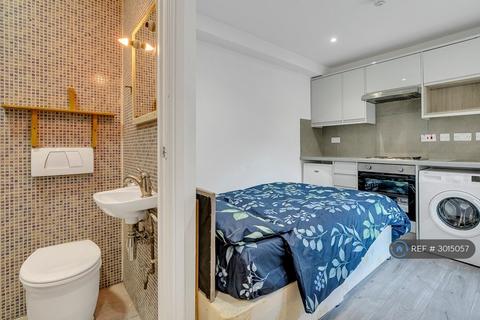 Studio to rent, Edgware Road, London, W2