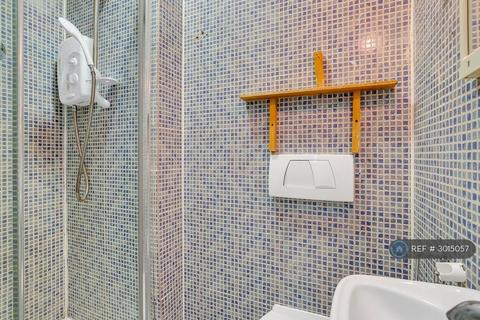 Studio to rent, Edgware Road, London, W2