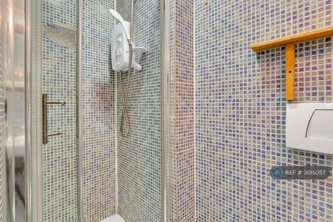 Studio to rent, Edgware Road, London, W2