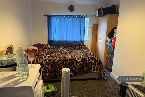 3 bedroom semi-detached house to rent, Pugh Crescent, Walsall, WS2