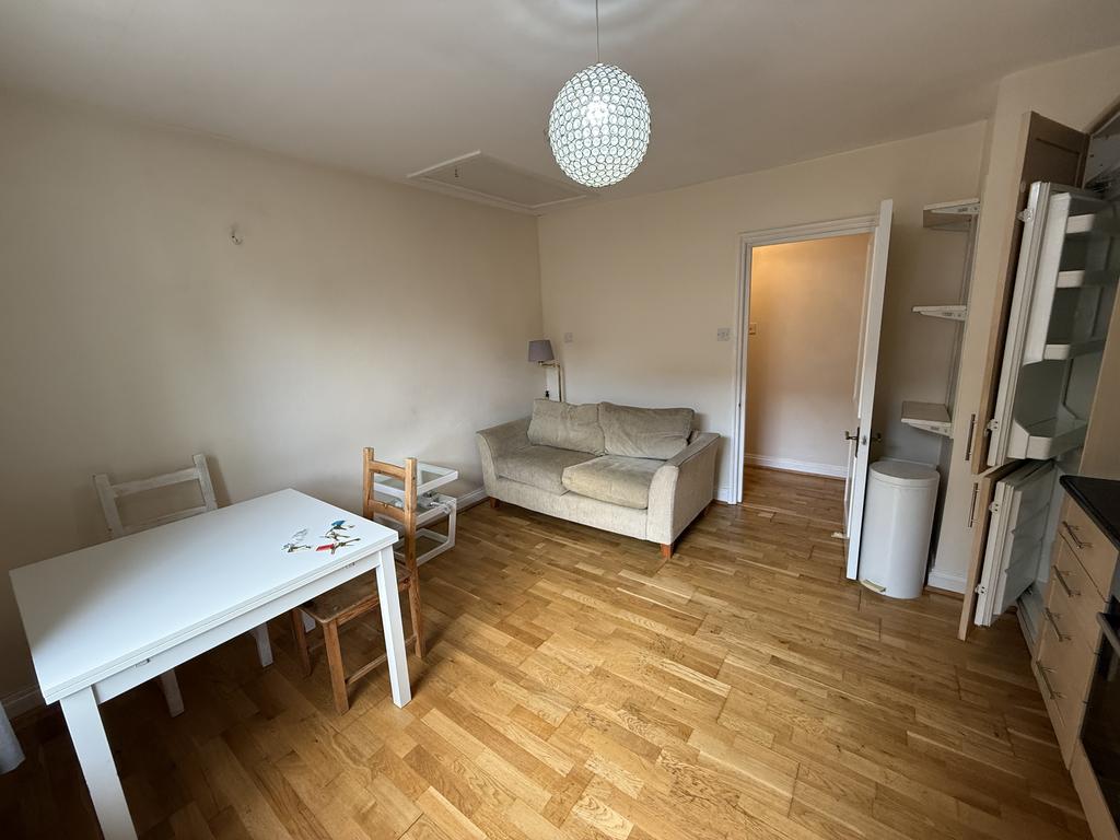 Apartment in Ealing, London - View 3