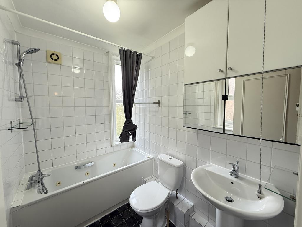 Apartment in Ealing, London - View 5