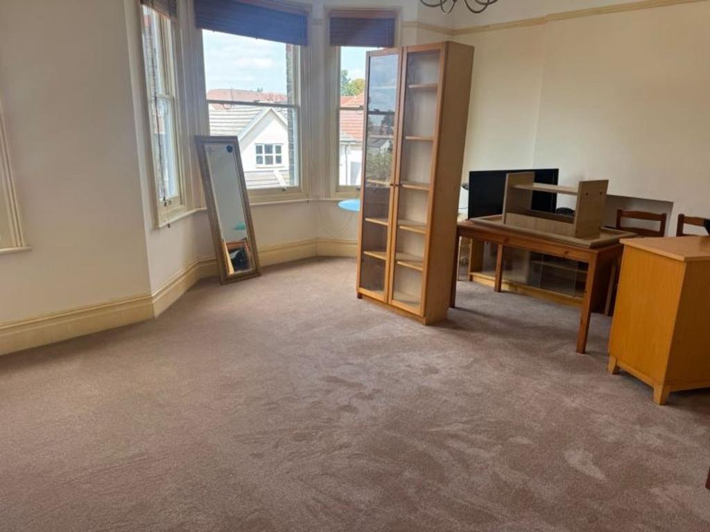 Apartment in Croydon - View 3