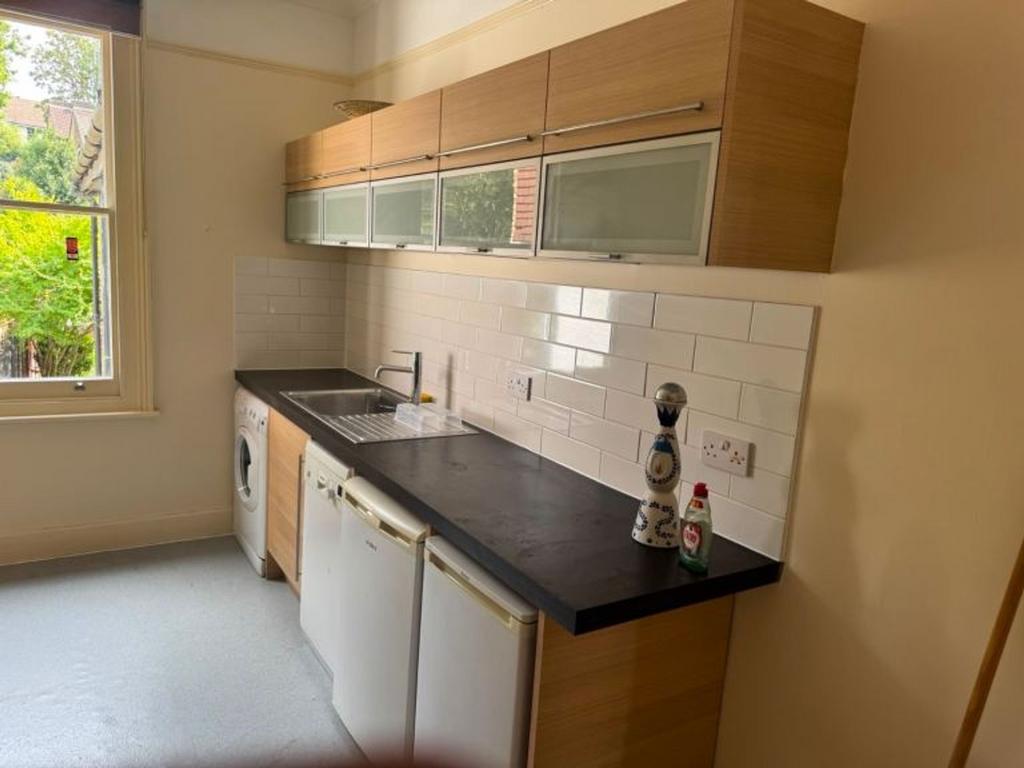 Apartment in Croydon - View 5