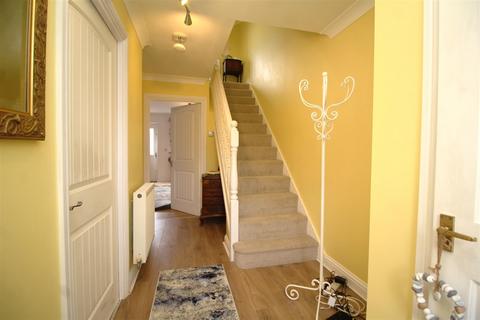 3 bedroom townhouse for sale, Kestrel Drive, Bourne