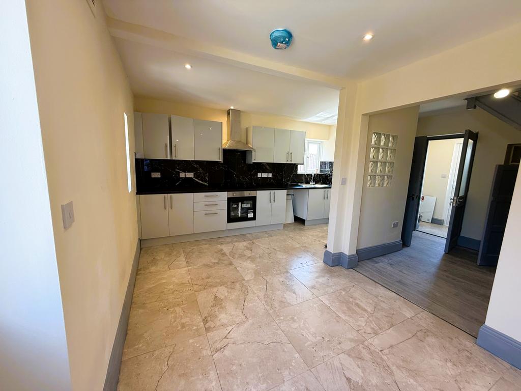 House in FELTHAM - View 2