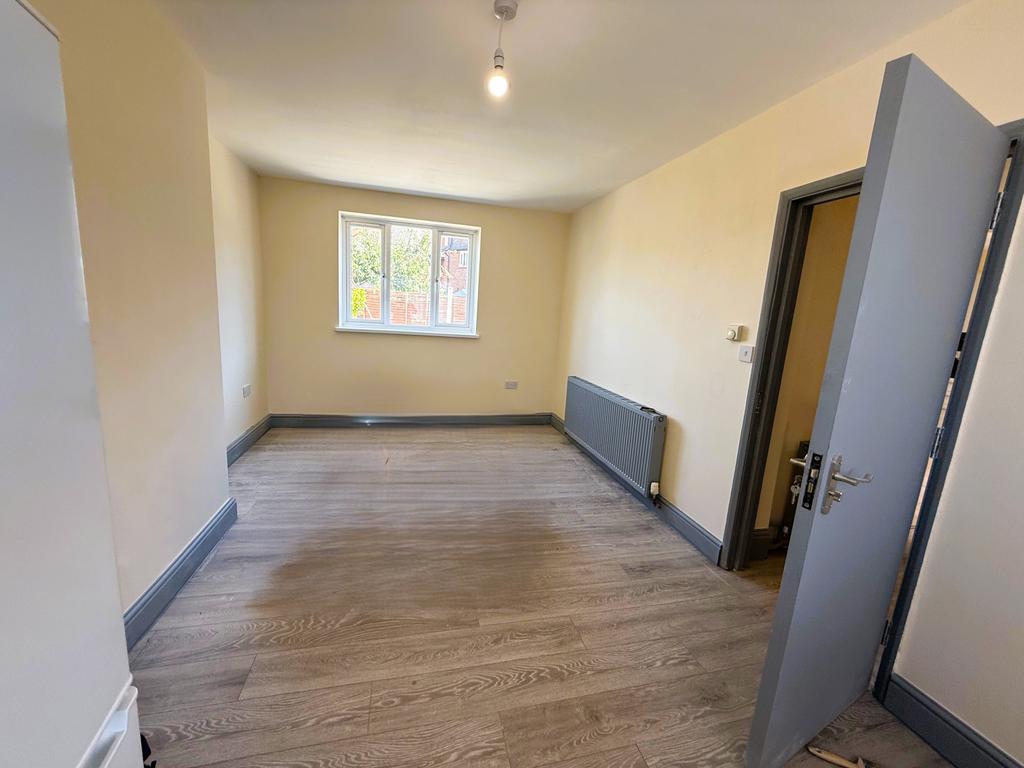 House in FELTHAM - View 3