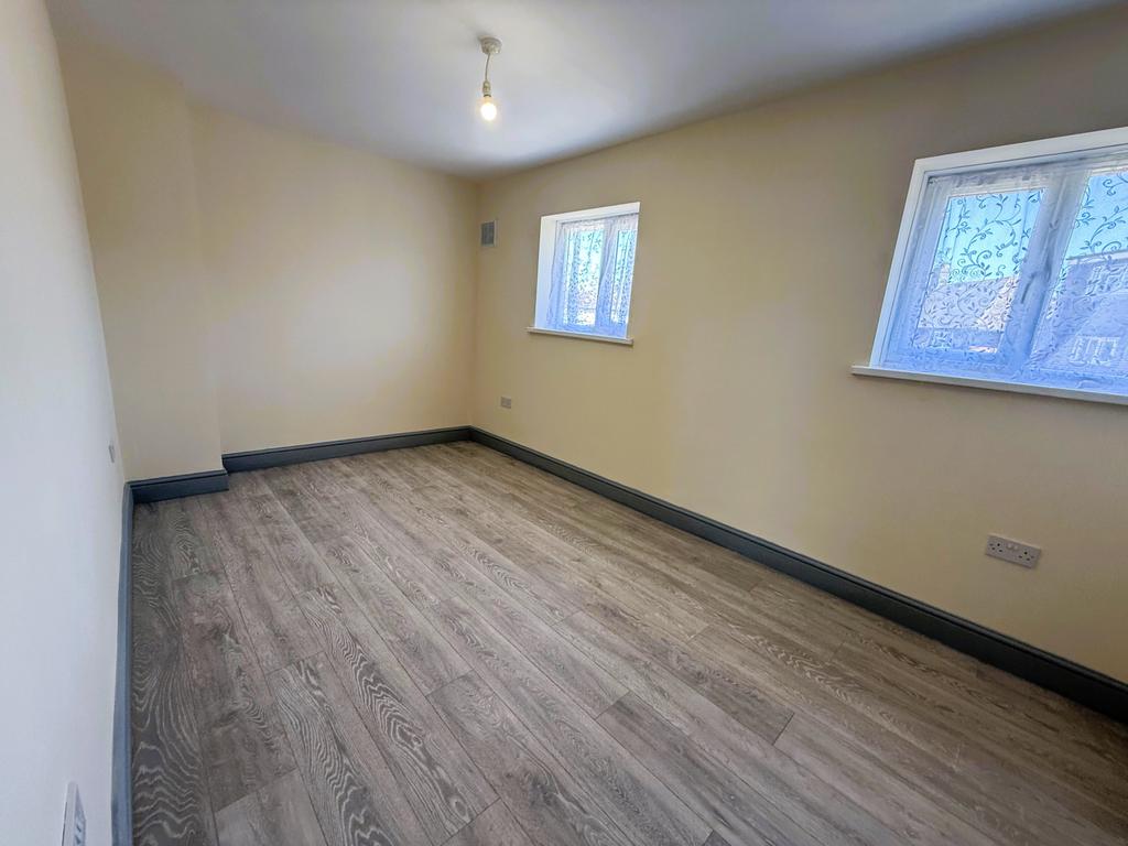 House in FELTHAM - View 4