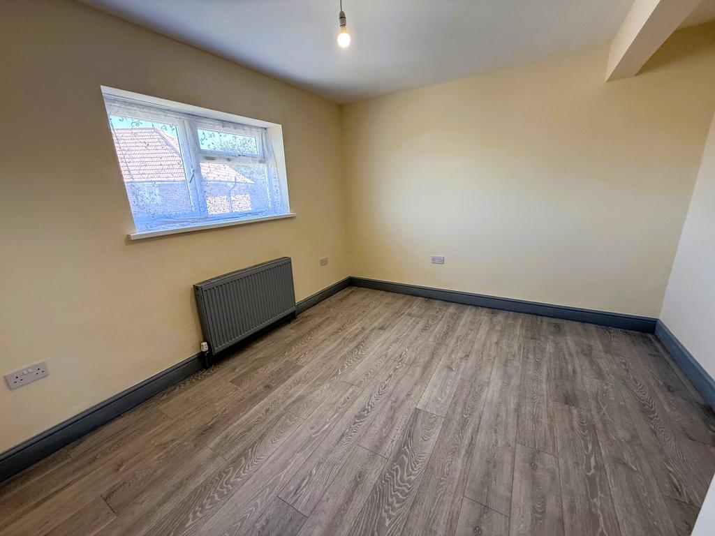 House in FELTHAM - View 5