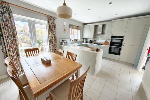 4 bedroom semi-detached house for sale, Corbin Road, Trowbridge BA14