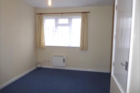 2 bedroom house to rent, Pytchley Close, Luton LU2