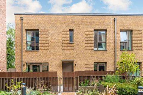 3 bedroom house to rent, Clovelly Road, Hounslow TW3