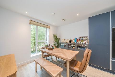 3 bedroom house to rent, Clovelly Road, Hounslow TW3