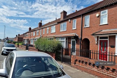 3 bedroom terraced house to rent, Oldham Road, Manchester, M24