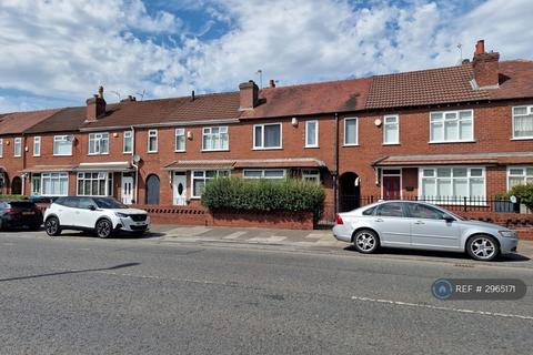 3 bedroom terraced house to rent, Oldham Road, Manchester, M24