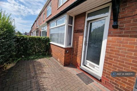 3 bedroom terraced house to rent, Oldham Road, Manchester, M24