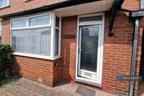 3 bedroom terraced house to rent, Oldham Road, Manchester, M24