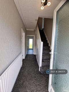 3 bedroom terraced house to rent, Oldham Road, Manchester, M24
