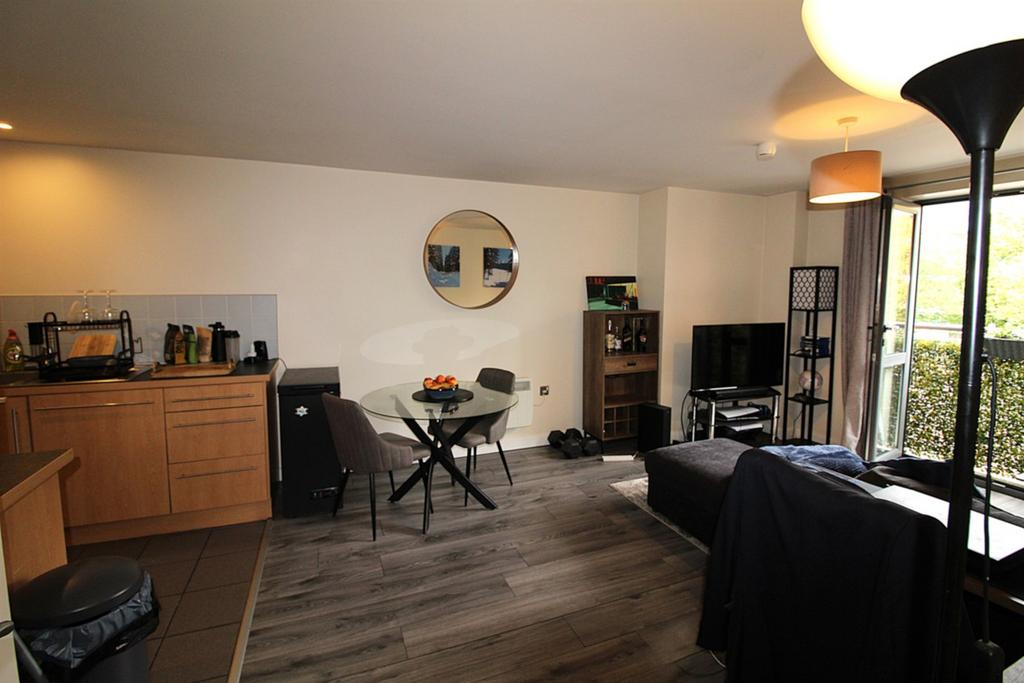 Apartment in Leeds, West Yorkshire - View 4