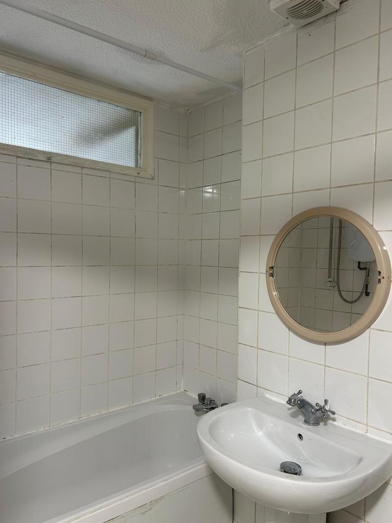 Apartment in ILFORD - View 2