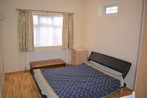 Studio to rent, Deans Lane, Edgware, HA8