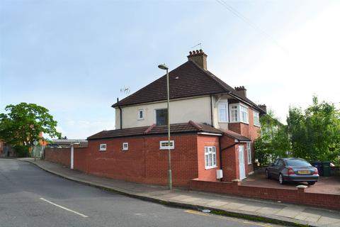 Studio to rent, Deans Lane, Edgware, HA8
