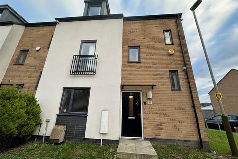 4 bedroom end of terrace house to rent, Charles Bennion Walk, Leicester