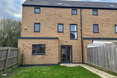 4 bedroom end of terrace house to rent, Charles Bennion Walk, Leicester