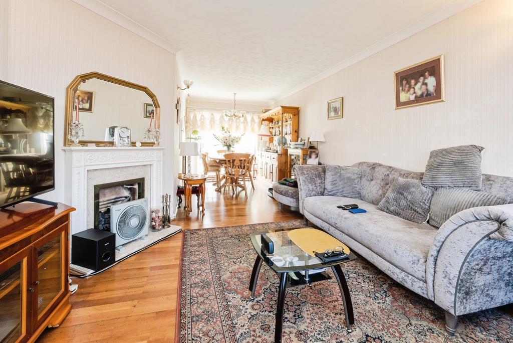 House in London, Emerson Park - View 2