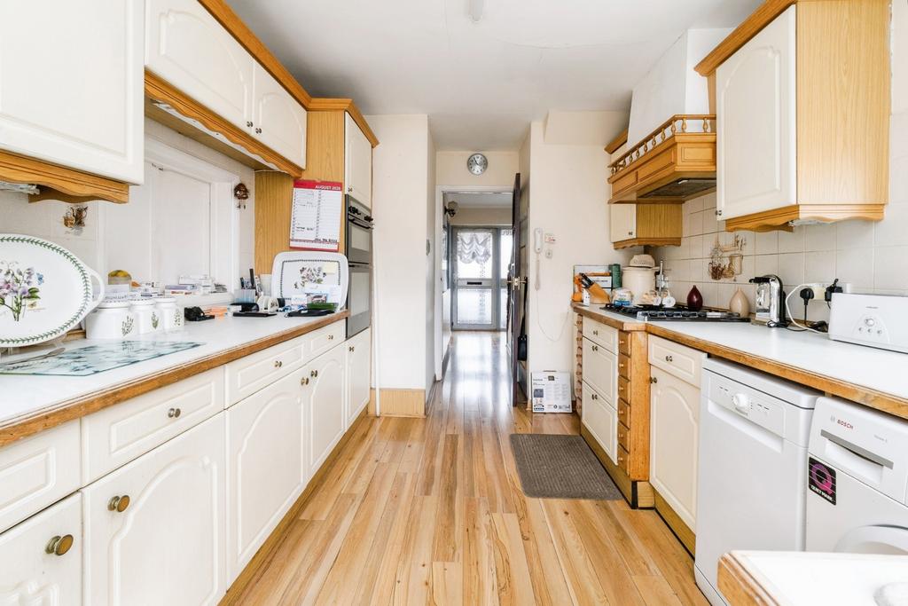 House in London, Emerson Park - View 3