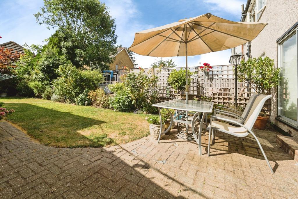 House in London, Emerson Park - View 4