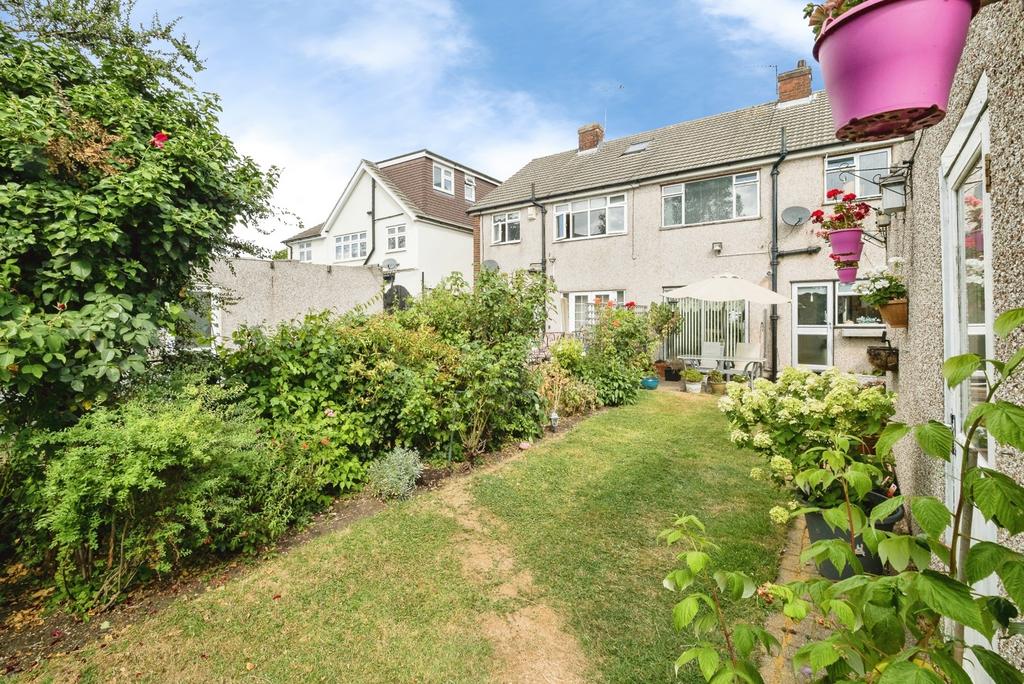 House in London, Emerson Park - View 5