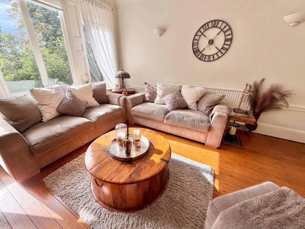 Apartment in Hertsmere, Hertfordshire - View 3