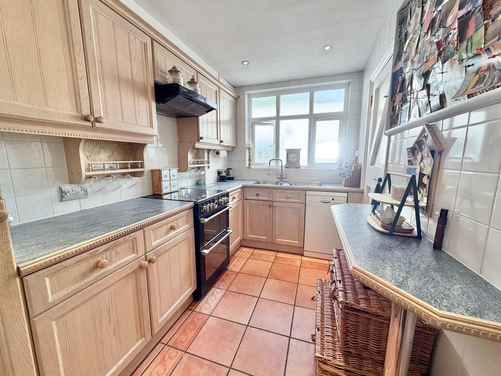 Apartment in Hertsmere, Hertfordshire - View 5