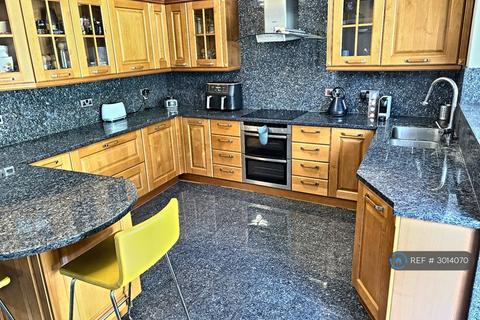 5 bedroom semi-detached house to rent, Northiam, London, N12