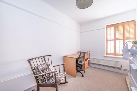 4 bedroom flat for sale, Bridge Lane, Temple Fortune, London, NW11