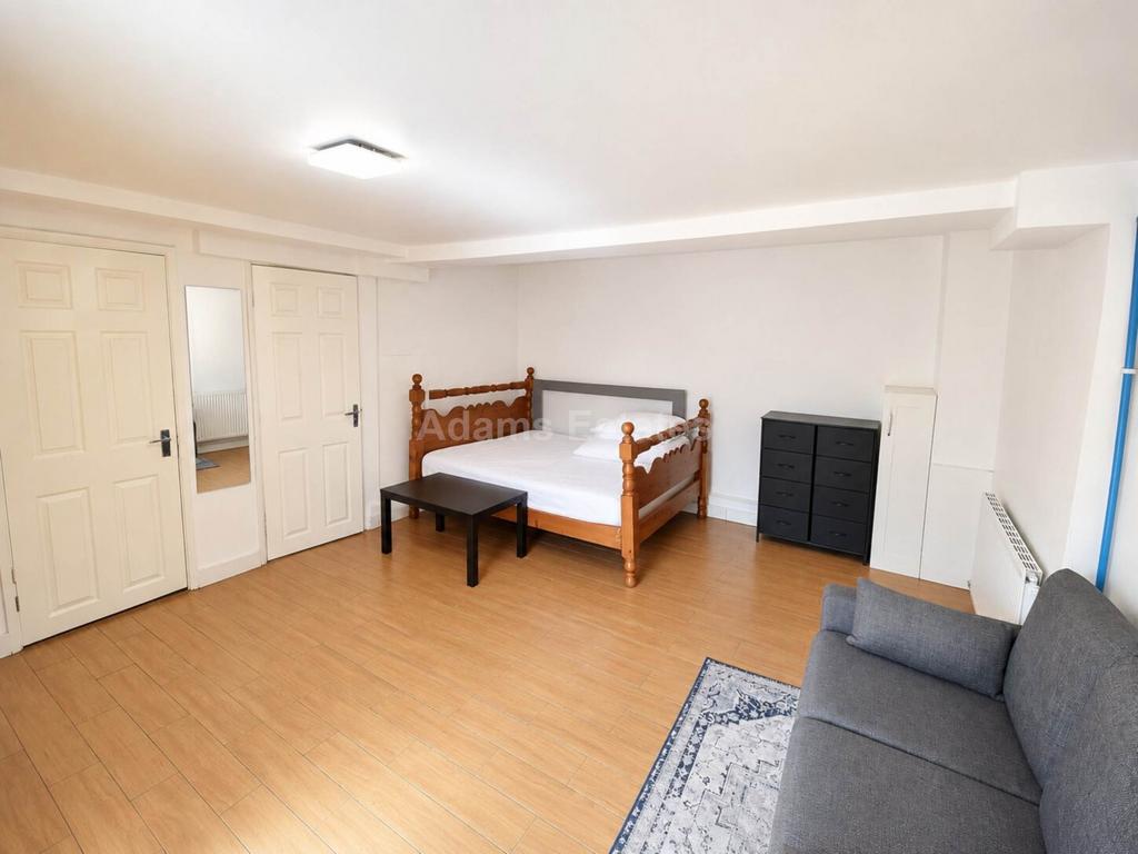 Apartment in Reading - View 4