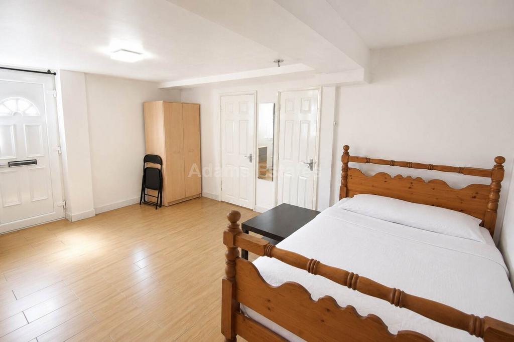 Apartment in Reading - View 5