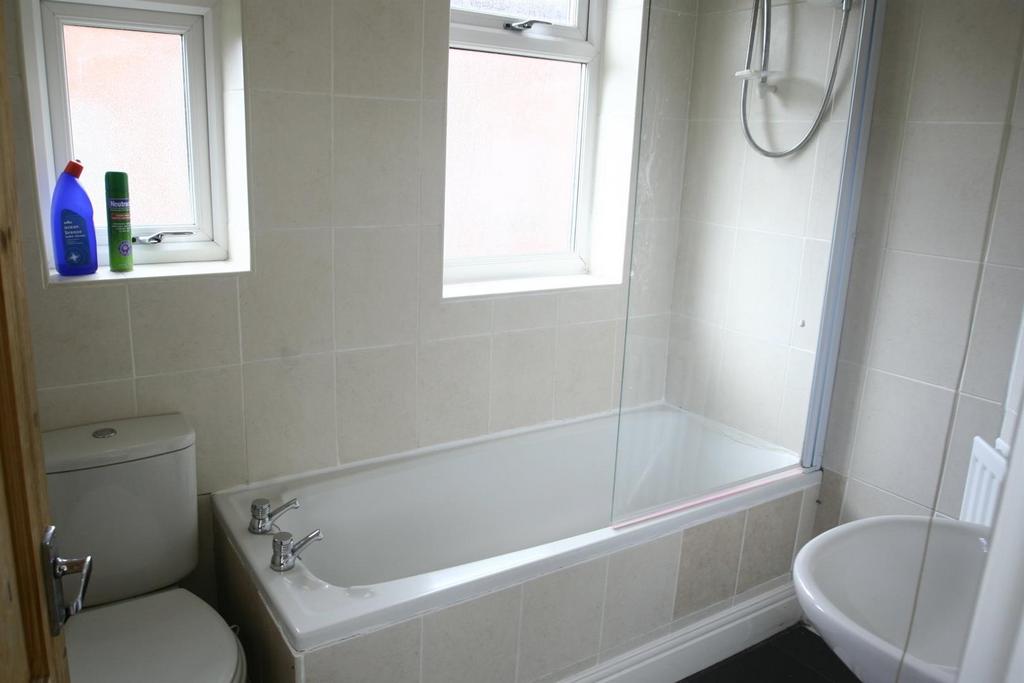 Apartment in Newcastle Upon Tyne - View 4