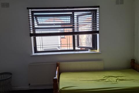 1 bedroom in a flat share to rent, Norfolk Avenue, Slough SL1